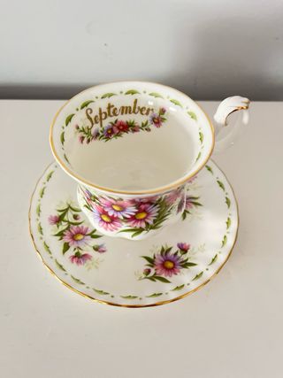 Taza de café antigua con flores de Royal Albert