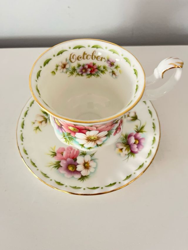 Taza y platillo de porcelana de Royal Albert