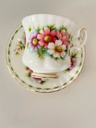 Taza y platillo de porcelana de Royal Albert