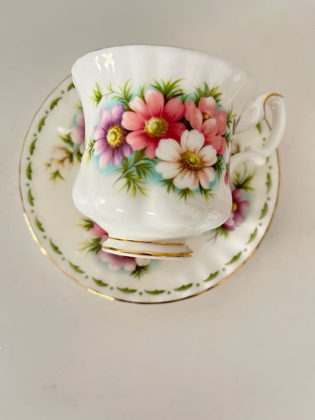 Taza y platillo de porcelana de Royal Albert