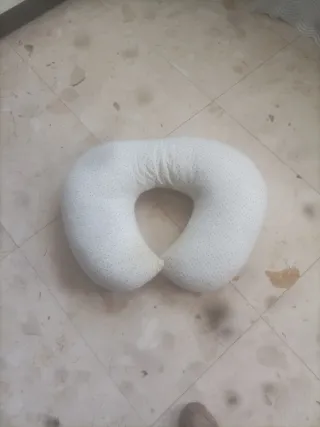 Cojín de lactancia blanco con puntos
