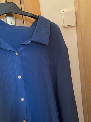 Camisa azul con botones