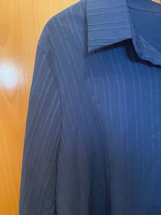 Camisa azul con botones