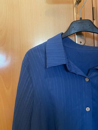 Camisa azul con botones