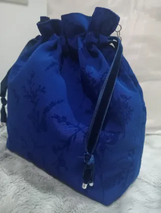 Bolso bombonera azul con flores