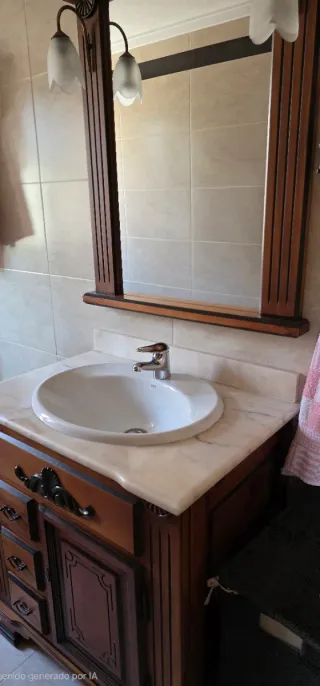 Mueble de baño con espejo y mármol