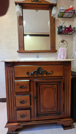 Mueble de baño con espejo y mármol