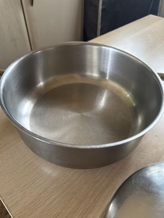 Cazuela de metal con tapa