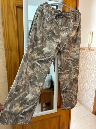 Pantalón ancho estampado hojas