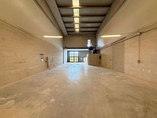 Nave industrial en alquiler en Velilla de San Antonio