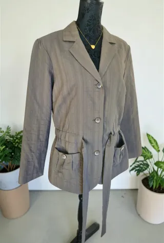 Americana taupe/kaki cinturón talla 46