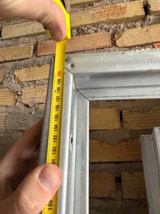 Puerta metálica con marco