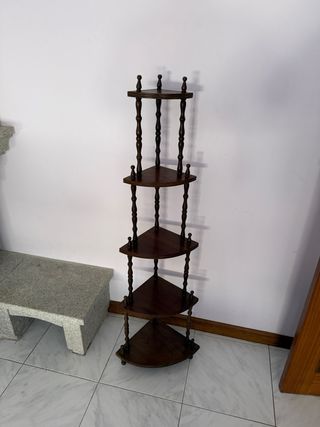 Estante de canto em madeira com 5 prateleiras