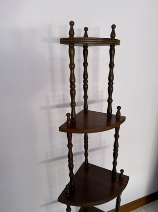 Estante de canto em madeira com 5 prateleiras