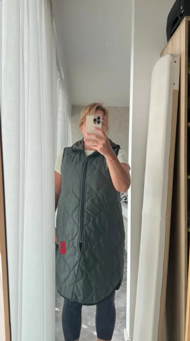 Chaleco largo acolchado con capucha