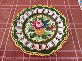 Platos decorativos pintados a mano.