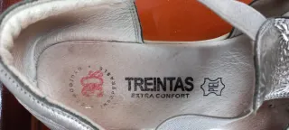 Sandalias plateadas con diseño floral