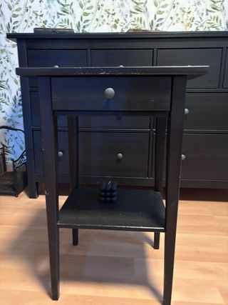 Cómoda y dos mesas de noche de habitación.