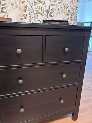 Cómoda y dos mesas de noche de habitación.