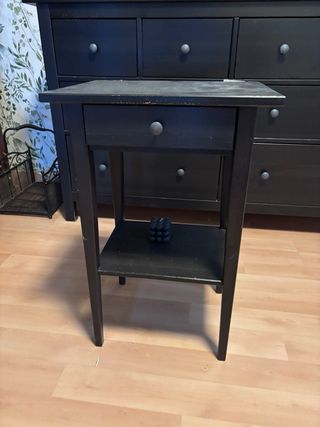 Cómoda y dos mesas de noche de habitación.