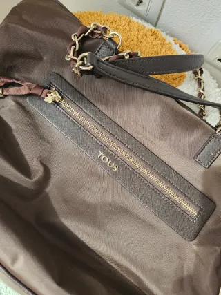 Bolso grande y marrón de Tous.