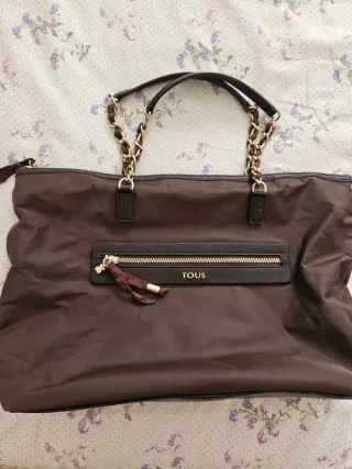 Bolso grande y marrón de Tous.