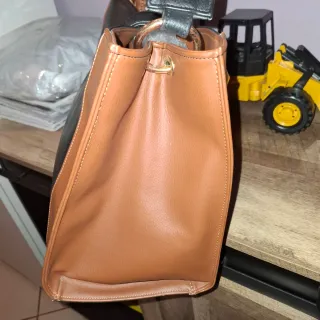 Borsa a mano con borchie