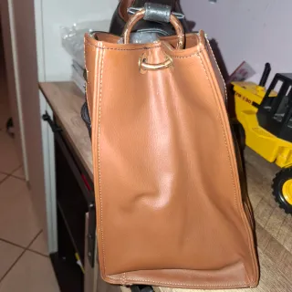 Borsa a mano con borchie