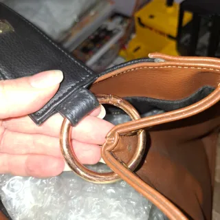 Borsa a mano con borchie