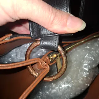 Borsa a mano con borchie