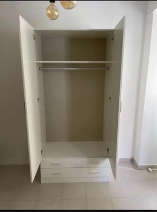 Ultimi armadi in offerta! Scopri la nostra selezione esclusiva di armadi, progettati per ottimizzare lo spazio e portare eleganza alla tua casa.