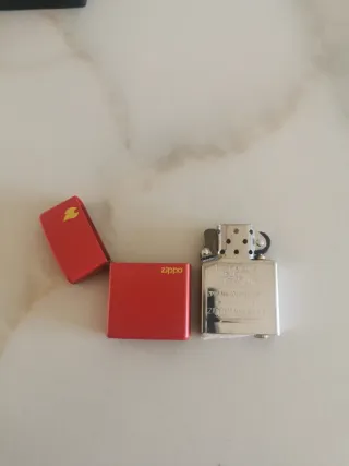 Zippo Rojo con Llama