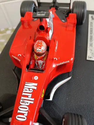 Ferrari F2002 Schumacher 1:18 Hot Wheels