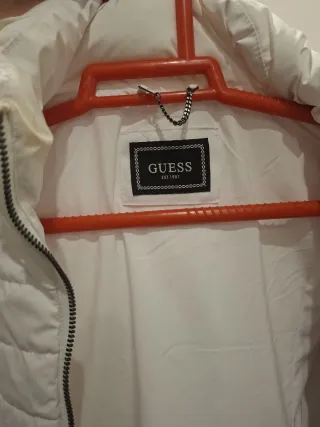 Chaqueta acolchada blanca con cinturón