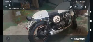 Moto Clásica Blanca y Marrón