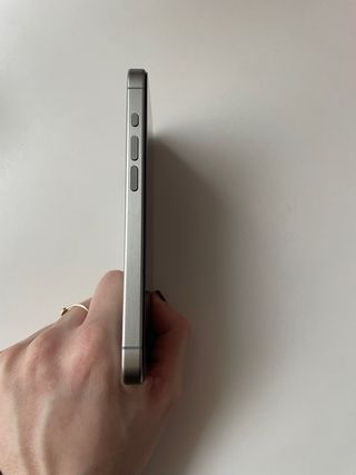 iPhone 15 Pro Gris sin Face ID.