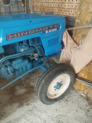 Mini tractor Hinomoto E230 azul.
