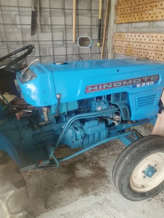 Mini tractor Hinomoto E230 azul.