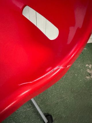 Silla de oficina roja y gris