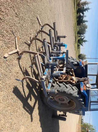 Cultivador agrícola con muelles