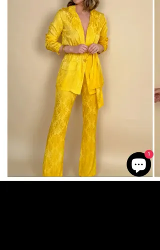 Traje de pantalón amarillo