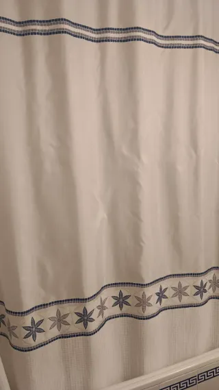 Cortina de baño con barra flexible