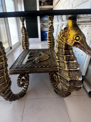 Mesa centro cristal y base dorada diseño