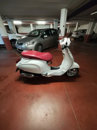 Vespa Primavera 125cc Blanca y Roja