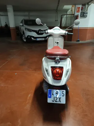 Vespa Primavera 125cc Blanca y Roja