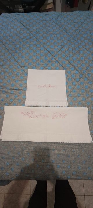 Tovagliette in tessuto bianco e rosa