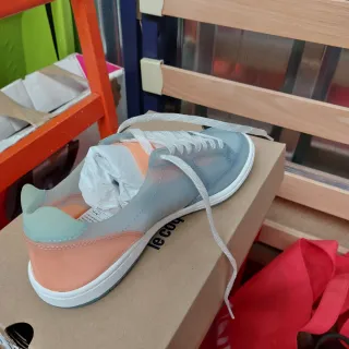 Zapatillas transparentes grises y naranjas