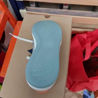 Zapatillas transparentes grises y naranjas