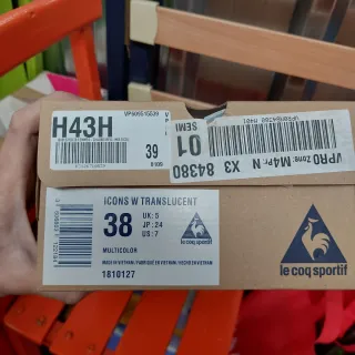 Zapatillas transparentes grises y naranjas