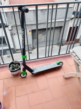 Patinete infantil con ruedas verdes